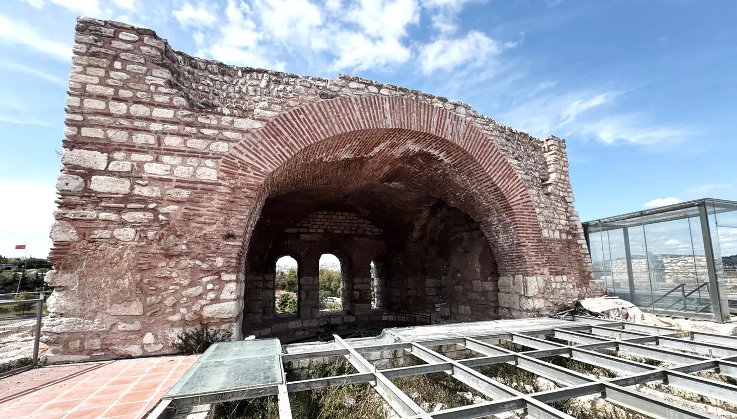 Anemas Zindanları, tuğla kemer